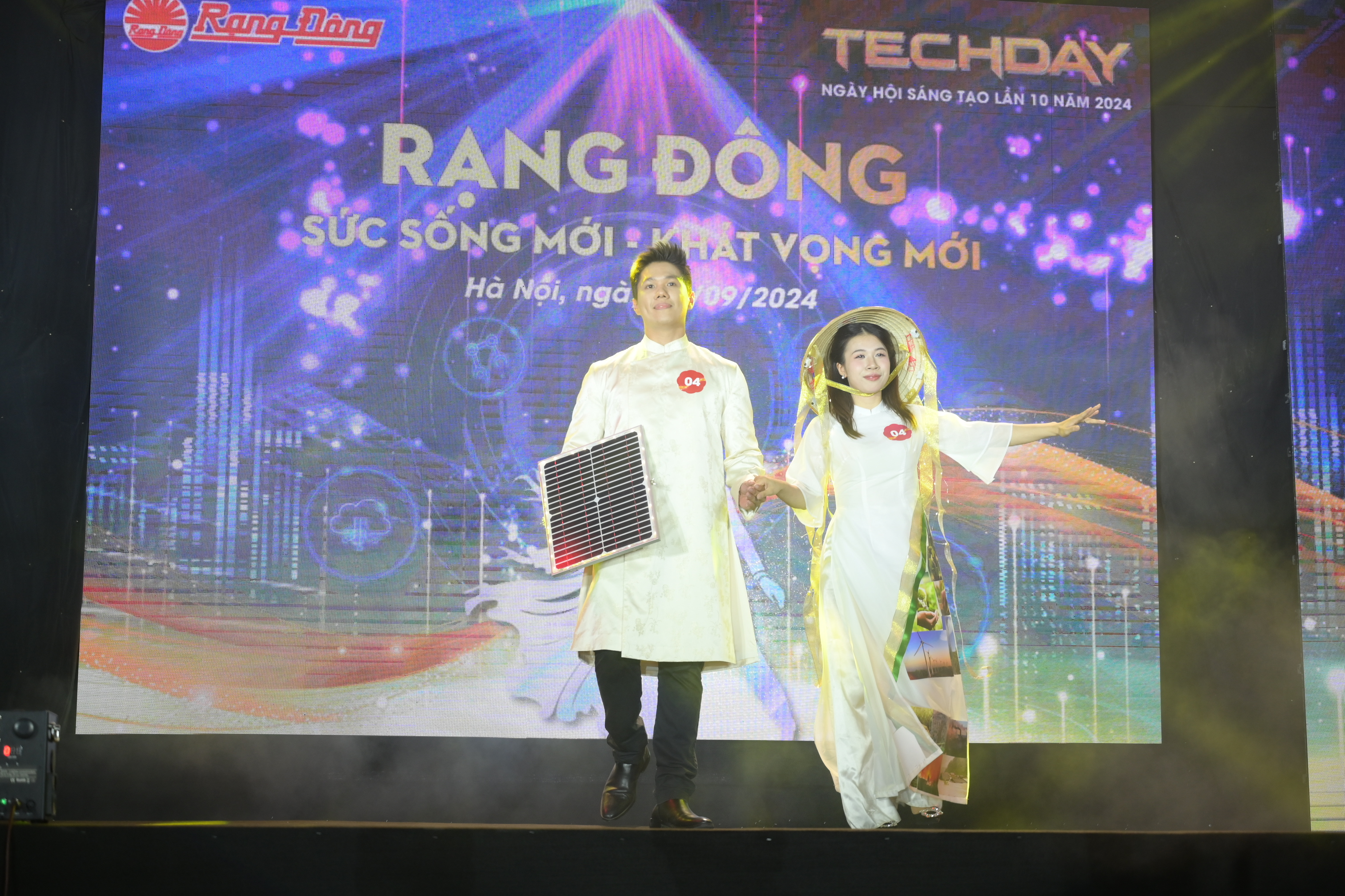 Cặp đôi số 04 Phạm Duy Đức (Phòng Nghiên cứu thị trường) và Nguyễn Linh Trang (Phòng Xuất khẩu) 